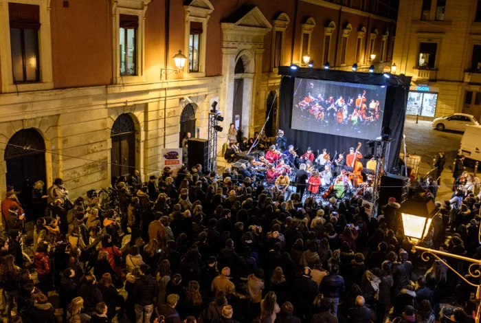 A Casa di Lucio va in città Commemorazioni in grande stile, cinque anni dopo
